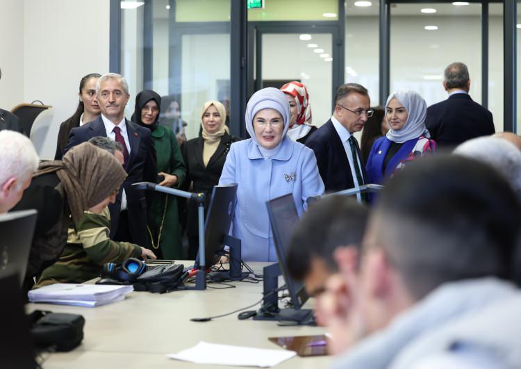 <p>Emine Erdoğan, daha sonra Görme Engelliler Kütüphanesi ile İşitme Engelliler Kütüphanesini ziyaret etti.</p>

<p> </p>
