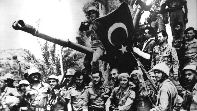 <p>ODALAR BİRLİĞİNDEN SİYASETE</p>

<p> </p>

<p>Odalar Birliği Sanayi Dairesi Başkanlığına 1966'da getirilmesinin ardından Genel Sekreter olan Erbakan, önce Odalar Birliği İdare Heyeti üyeliğine, bir yıl sonra da Odalar Birliği Başkanlığına seçildi.</p>

<p> </p>

<p>Erbakan, o dönem tanıştığı Nermin Saatçioğlu ile evlendi. Nermin ve Necmettin Erbakan çiftinin evliliğinden çocukları Zeynep, Elif ve Muhammed Fatih dünyaya geldi.</p>
