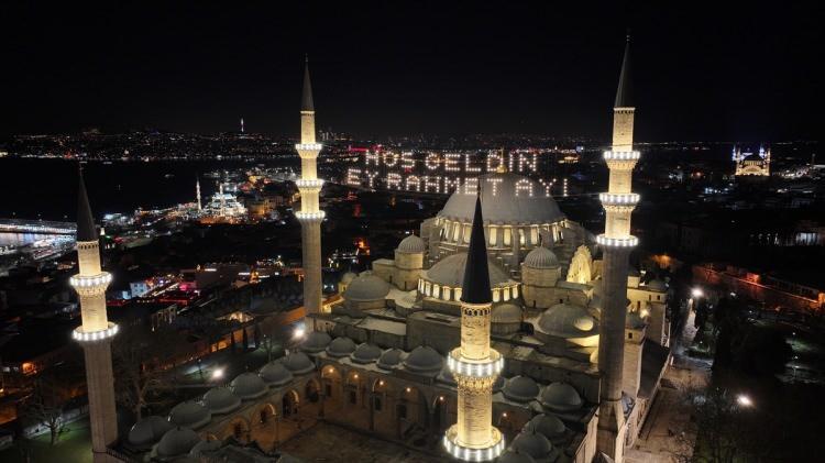 <p>İstanbul Müftüsü Arpaguş, Eminönü Yeni Cami`nde "İyiliğe destek ol", "Namazı kılın, zekatı verin", "Akrabayı gözet", "Ahiretini unutma" ve "Bayram sevinçtir", Eyüpsultan Camisi`ne "Ramazan-ı Şerif hoş geldin", "Aile toplumun temelidir", "Ahiret azığın hazır mı?", "Bayramınız mübarek olsun", Mimar Sinan Camisi`nde "Ramazan Kur`an ayıdır", "Ahiretini unutma", "Aile toplumun temelidir", "Ahiret azığın hazır mı?", "Bayram kardeşliktir", Üsküdar Valide-i Cedid Camisi`nde ise "Hoş geldin 11 ayın sultanı", "Aile toplumun temelidir", "Ahde vefa gösterin" ve "Bayram sevinçtir" yazılı mahyaların yer alacağını sözlerine ekledi.</p>

<p> </p>
