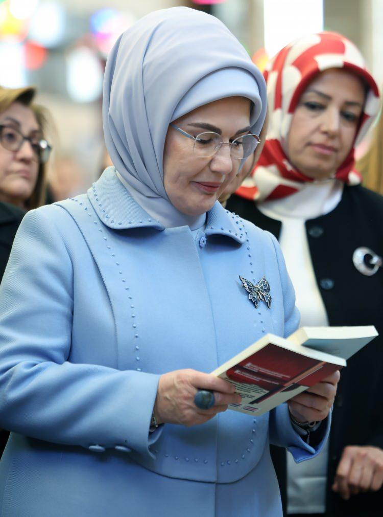 <p>Program, Şule Yüksel Şenler'in hayatının 3 boyutlu görüntülerle anlatıldığı hologram tekniğiyle hazırlanmış video gösterimiyle başladı.</p>

<p> </p>
