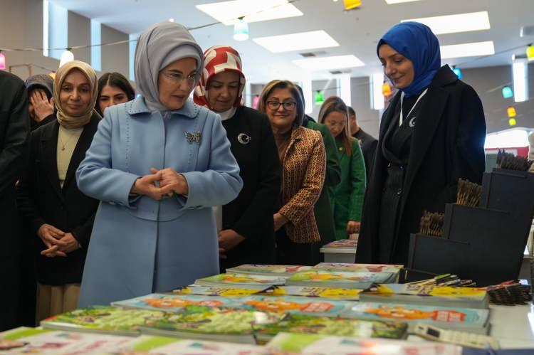 <p>O nedenle, şehirlerin, kültür hayatlarını zenginleştirmeleri, bilhassa kütüphaneleri, yaşam alanlarına dönüştürmeleri çok önemlidir. Çünkü kütüphaneler, toplumsal hafızayı korur ve gerçek bilgiyi yaygınlaştırır."</p>
<p> </p>