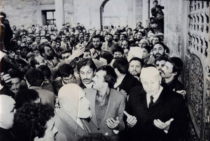 <p>Erbakan, İstanbul Erkek Lisesi'ni 1943'te birincilikle tamamlamasının ardından, sınavsız geçiş hakkına rağmen İstanbul Teknik Üniversitesi'ne sınavla girdi. Sınav sonucuna göre doğrudan ikinci sınıftan başlatılan Erbakan, 1948'de mezun olduğu üniversitenin Makine Fakültesi motorlar kürsüsünde asistanlık görevine başladı.</p>
