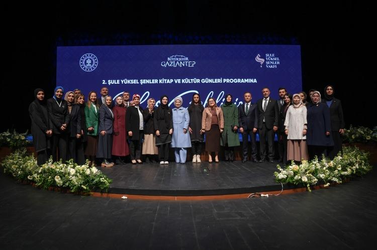 <p>Program, aile fotoğrafının çekilmesiyle sona erdi.</p>