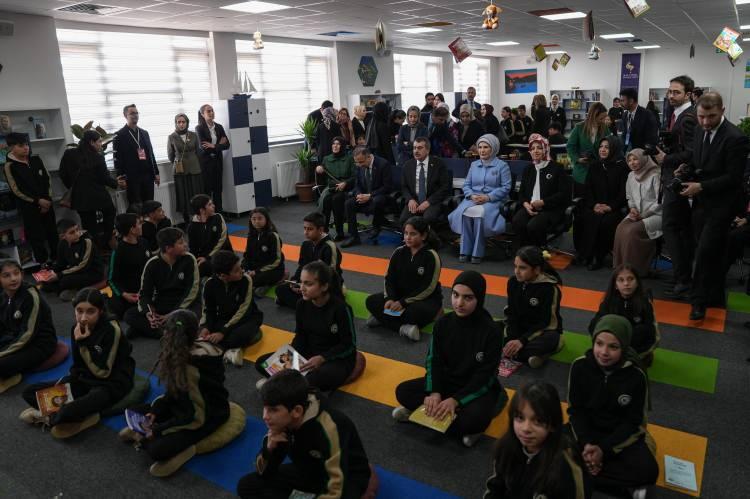 <p>Emine Erdoğan'ın bu kütüphaneyi açmasıyla eş zamanlı olarak Vakfın, 6 Şubat depremlerinden etkilenen 11 ildeki 11 okula yaptırdığı kütüphaneler hizmete açıldı.</p>
<p> </p>