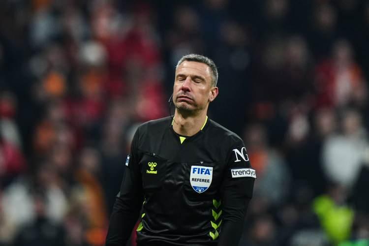 <p>Trendyol Süper Lig'in 25. haftasında Galatasaray ile Fenerbahçe, RAMS Park'ta karşılaştı. Bu mücadeleyi Slovenya Futbol Federasyonu'ndan hakem Slavko Vincic yönetti.</p>
