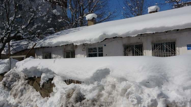 <p>Meteoroloji yetkilileri, hava sıcaklığının gece saatlerinde eksi 20 dereceye kadar düştüğünü bildirdi.</p>