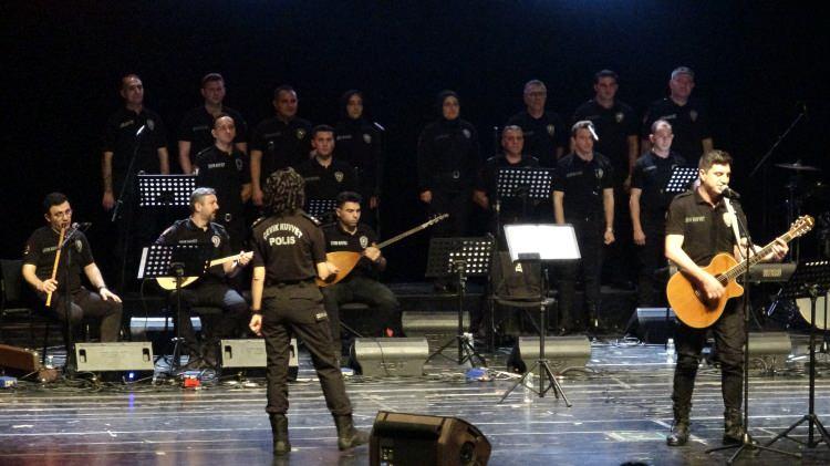 <p>Biletlerin <strong>500 TL</strong>'den satıldığı,<strong> Bursa Erzurumlular Derneği Halk Oyunları </strong>ve <strong>NAKEM</strong> isimli halk dansları ekiplerinin de gösteri yaptığı programı, <strong>İl Emniyet Müdürü Sabit Akın Zaimoğlu</strong>, emniyet müdür yardımcıları ile ilçe emniyet müdürleri ve çok sayıda polis izledi.</p>

<p> </p>
