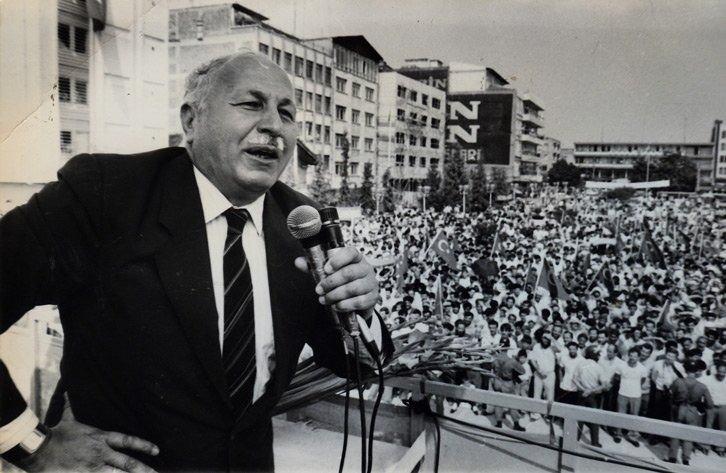<p>MİLLİ NİZAM PARTİSİNİ KURDU</p>

<p> </p>

<p>Konya Milletvekili Erbakan, 26 Ocak 1970'te 17 arkadaşıyla Milli Nizam Partisini kurdu. Genel Başkan Erbakan, partisinin kuruluşundan sonra kapitalizm ve Batıcılık karşıtı siyaset yürüttü.</p>

<p> </p>

<p>Erbakan'ın siyasetinde "siyonizm" ile mücadele ön planda yer aldı. Erbakan, Türk siyaseti ve kamuoyunda "Filistin davası"nın gündeme gelmesini sağladı.</p>

<p> </p>

<p>Milli Görüş hareketi lideri Erbakan, "önce ahlak ve maneviyat" vurgusunu da Milli Nizam Partisinin çalışmalarıyla gençlere ve partililere aktardı.</p>
