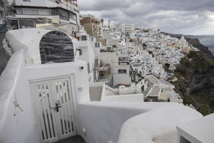 <p>İkonik beyaz badanalı küp şeklindeki mimarisiyle Yunanistan’ın önemli turizm destinasyonun başında gelen Santorini Adası ardı ardına yaşanan depremler ve sismik hareketlilik nedeniyle kabus gibi günler yaşıyor.</p>
