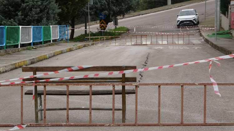 <p>İzmit ilçesi Turgut Mahallesi Yuvam Turgut Konutları'nın içerisindeki Huzur Sokak'ta daha önce yaklaşık 20 metre uzunluğunda oluşan yarık, vatandaşların ve site yönetiminin iddiasına göre kar yağışı ve yağmurun ardından genişledi. </p>
