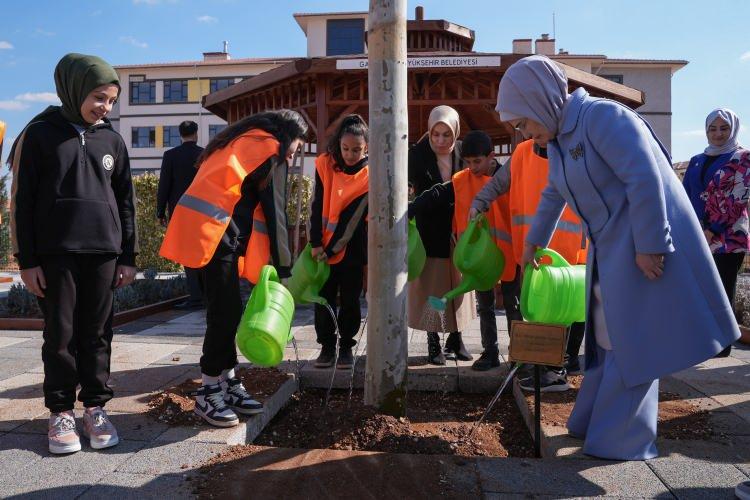 <p>Emine Erdoğan, okuldan ayrılışı sırasında kendisini okul önünde bekleyen çocuklarla ve vatandaşlarla da bir araya geldi.</p>
<p> </p>