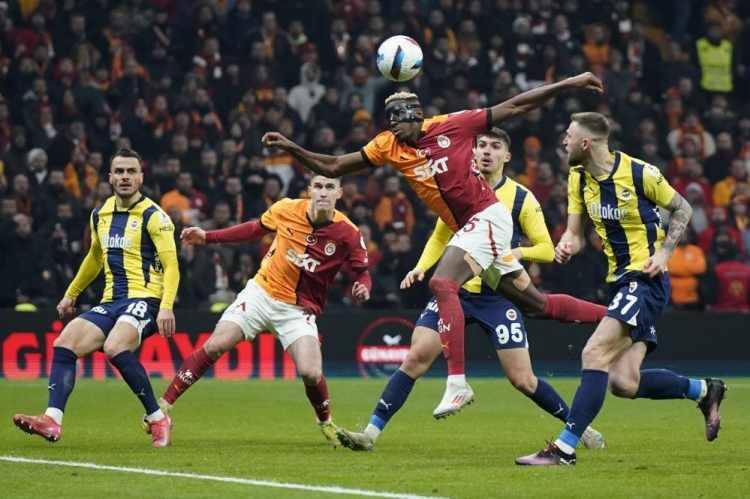 <p>Trendyol Süper Lig'de şampiyonluk yolundaki kritik maçta Galatasaray ile Fenerbahçe 0-0 berabere kaldı.</p>
