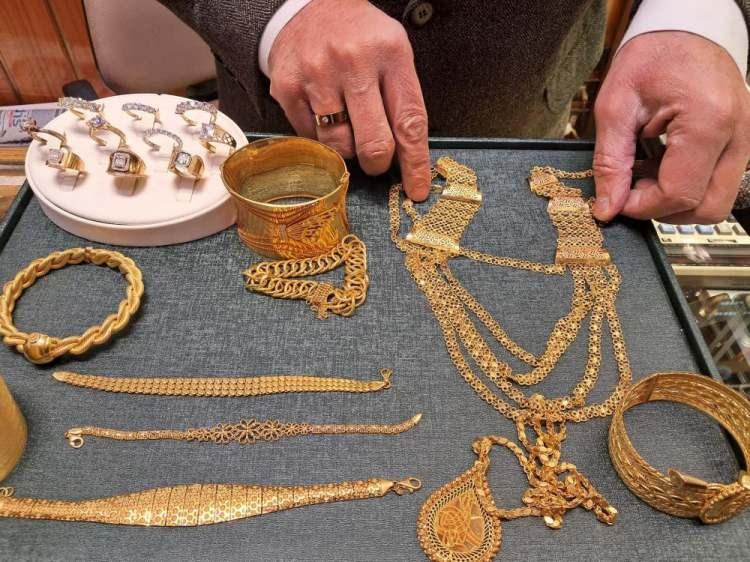 <p>Ancak piyasa uzmanlarının tahminlerine göre mart ayının 10-15'i gibi altının yeniden yükselişe geçmesi bekleniyor.</p>