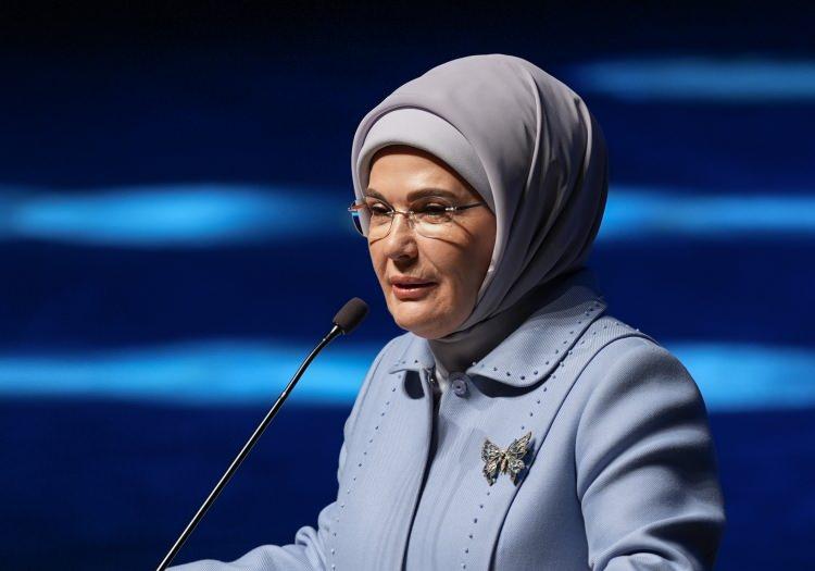 <p>Cumhurbaşkanlığı Millet Kütüphanesi'nin, bu anlamda yepyeni bir başlangıcın öncüsü olduğunu bildiren Emine Erdoğan, Millet Kütüphanesi bünyesindeki Nasreddin Hoca Çocuk Kütüphanesi'nin büyük rağbet gördüğünü, bu bölümün, anne babalar için önemli bir ihtiyacı karşıladığını, çocukların burada erken yaşlarda kitaplarla dostluk kurduğunu ve kütüphane kültürü edindiklerini anlattı.</p>
<p> </p>