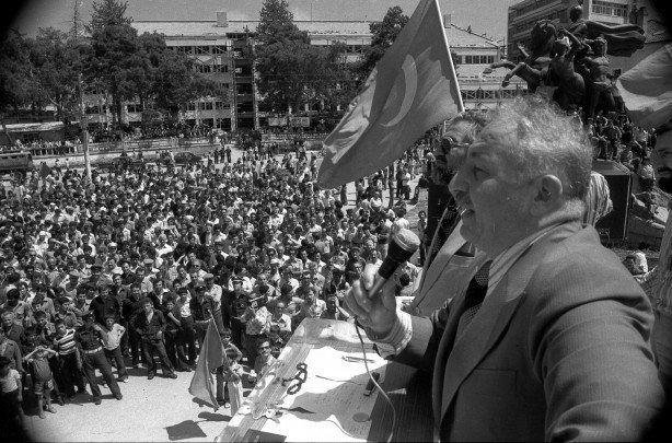 <p>BAŞBAKANLIKTAN İSTİFA ETTİ</p>

<p> </p>

<p>Yargıtay Cumhuriyet Başsavcısı Vural Savaş tarafından 27 Mayıs 1997'de Anayasa Mahkemesine iktidar partisi Refah Partisinin temelli kapatılması istemiyle dava açıldı.</p>

<p> </p>

<p>Koalisyon ortağı Doğru Yol Partisinin protokol gereği başbakanlık koltuğunu alması için Necmettin Erbakan, 30 Haziran 1997'de Cumhurbaşkanı Süleyman Demirel'e istifasını sundu.</p>

<p> </p>

<p>Demirel, DYP Genel Başkanı Tansu Çiller yerine 55. Hükümet'i kurma görevini Anavatan Partisi Genel Başkanı Mesut Yılmaz'a verdi.</p>
