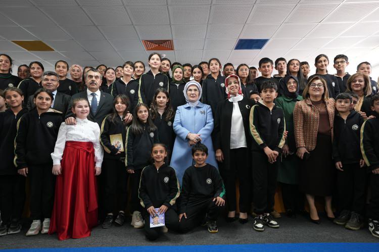 <p>Kütüphaneyi gezen Emine Erdoğan, çocuklarla kitap okumak üzerine sohbet etti.</p>
<p> </p>