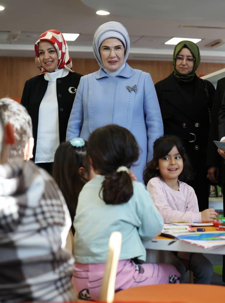 <p>Kütüphaneye kurulan<strong> "100 Yetim Ailemizi Ev Sahibi Yaptık" </strong>projesine ait fotoğrafların yer aldığı sergiyi gezen Emine Erdoğan, Şahinbey Belediye Başkanı Mehmet Tahmazoğlu'ndan projeye ilişkin bilgi aldı.</p>
<p> </p>