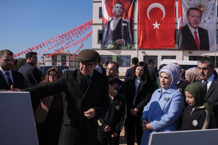 <p>Vatandaşlarla sohbet eden Emine Erdoğan, yakından ilgilendiği çocuklara oyuncak hediye etti.</p>