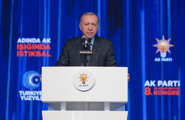 <p><span style="color:#B22222"><strong>"TOKSİK DEMOKRASİ" GÖNDERMESİ</strong></span></p>

<p>Türkiye’deki muhalefet partilerine <strong>“toksik demokrasi”</strong> şeklinde niteleyen Cumhurbaşkanı Erdoğan, <strong><em>“Ülkemizde muhalefet, maalesef sürekli demokrasi krizi çıkartarak sandıkta alamadığı yetkiyi iç ve dış güçlerden devşirme hevesinden hiç vazgeçmemiştir. Toksik demokrasinin panzehri AK Parti ve Cumhur İttifakı'dır. Anti demokratik güçler ile iş birliği yapacak kadar gözlerini kararttılar. Belediye başkanlıkları, bakanlıklar pazar ürünü gibi alınıp satıldı”</em></strong> dedi.</p>
