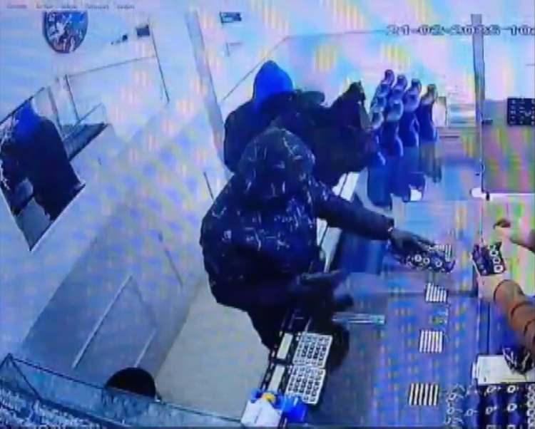 <p>Vitrinde bulunan ziynet eşyalarını yanlarında getirdikleri çantaya dolduran şüpheliler daha sonra olay yerinden kaçtı. İşyeri sahibinin ihbarının ardından olay yerine polis ekipleri sevk edildi. </p>