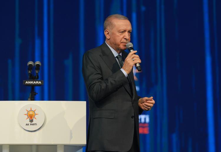 <p>AK Parti tarafından kongreye özel hazırlanan müzikler çalındı. Ertan Aydın'ın yazdığı, AK Parti İstanbul Milletvekili Yücel Arzen Hacıoğlulları tarafından seslendirilen <strong>"Söylensin Şarkımız"</strong> ile söz ve müziği Hacıoğlulları'na ait <strong>"Bir Kurtuluş Mehteri"</strong> isimli şarkılara Bilkent Senfoni Orkestrası da eşlik etti.</p>

<p> </p>
