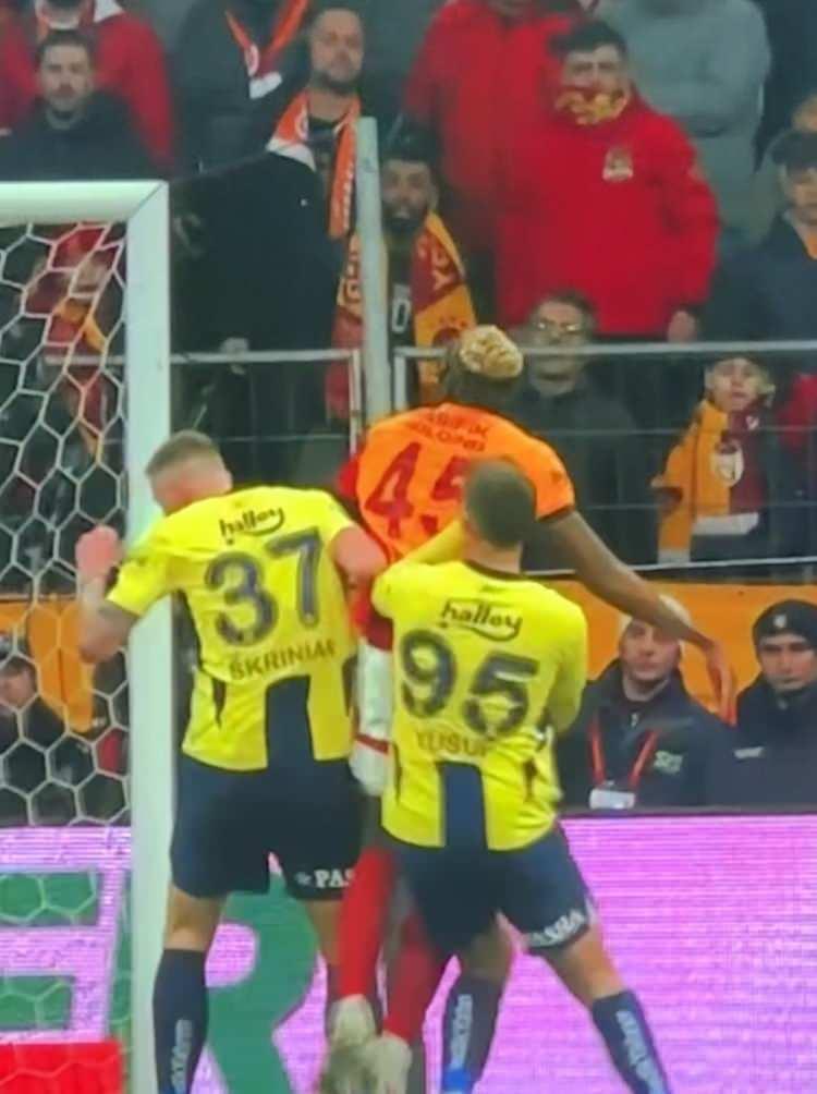 <p>Karşılaşmanın 33. dakikasında Barış Alper sol kanattan içeri ortaladı. Ceza sahasında Galatasraylı Osimhen ve Fenerbahçeli Skriniar ile Yusuf hava topuna yüksedi.</p>
