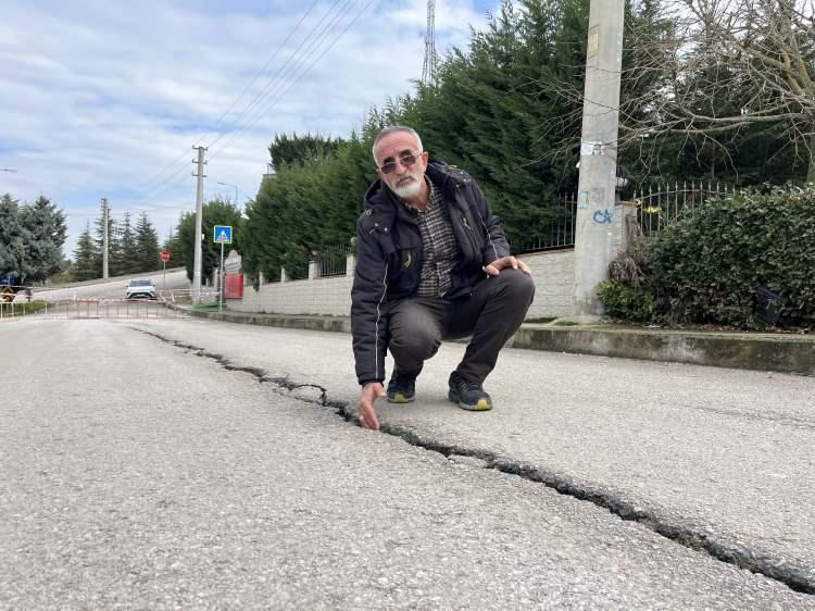 <p>103. Ada Başkanı Ali Rıza Gültepe, 3 yıldır yöneticilik yaptığını ve birçok sorunları olduğunu ifade ederek,<strong> "İstinat duvarları, kaldırımlar, yollarla ilgili çok kez başvuru yaptık. Belediyeyi kötülemek amacında değilim ama hiç kimse bizi muhatap almadı. Buraya gelip de hiç kimse bir şey yapmadı. Geçen sene üst yol için başvurdum, gelip oraya bakıp, 'Burası çıkmaz sokak, burayı yapmıyoruz' dediler. Ben de 'Buraya çöp arabanız giriyor, bu duvara ağırlık veriyor, çöküyor. En azından bir asfalt atın, sular göl olmasın, duvara zarar vermesin' dedim. Bizi hiç kimse muhatap almadı ve şu ana kadar gelmediler. Burada da 15 gündür yolda yine aynı çökme var. Video çektim; gönderdim. 1 gün sonra bana, 'Geleceğiz’ dediler ama maalesef şu ana kadar hiç kimse gelip de bizi muhatap almadı. Şu anda da zaten duvar tehlike arz ediyor, parçalar dökülmeye başladı. Bu yolu kapattık. Zabıtalar, polisler gelip 'Burayı açın' diyorlar. Burayı açacağız, açmamızda bir sıkıntı yok ama burada herhangi bir şey olduğu zaman bu sorumluluk bizde kalmasın. Burada neredeyse 400 insan yaşıyor" </strong>dedi.</p>
