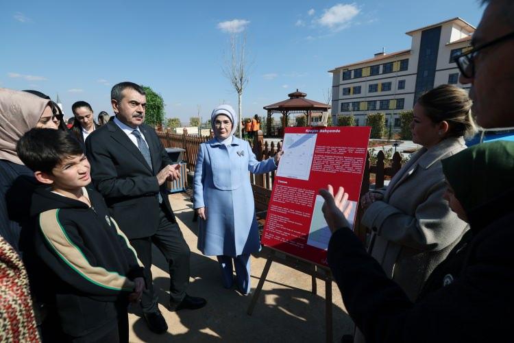 <p>Öğrencilerin geri dönüşüm ve Sıfır Atık projesi alanındaki çalışmalarını sergiledikleri stantları ziyaret eden Emine Erdoğan, yakından incelediği çalışmalar hakkında öğrencilerle sohbet etti.</p>
<p> </p>