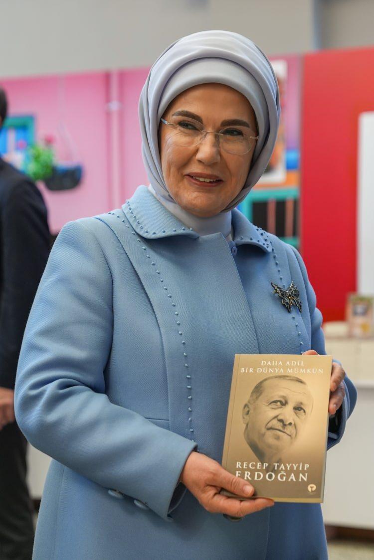 <p>Gençler ve yetişkinler, kendi aralarında kitap kulüpleri kuruyorlar. Kitapseverler, sosyal medyayı, kitap analizlerini paylaşmak ve kitap eksenli çevrimiçi aktiviteler için kullanıyorlar. </p>