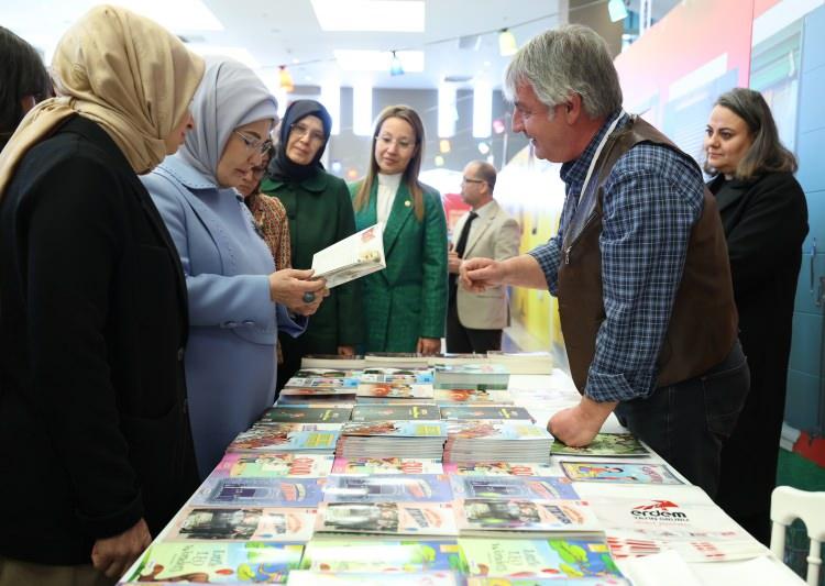 <p>"Toplum psikolojisinde derin yaralar oluştu. Hala telafi edilememiş mağduriyetler yaşandı. Gelecek vadeden, bu ülkeye belki sayısız hizmeti geçecek nice taze dimağ, başörtüleri nedeniyle eğitim hayatından menedildi. Kadınlar, çalışma hayatından ve kamusal alandan uzaklaştırıldılar. Şahsım, iki kız evladım, ailem, akrabalarım ve sevdiğim birçok dostum, o kara günlerin hedefindeki insanlardandık. İnanın, bunları hatırladığımda gerçekten yüreğim burkuluyor. Bugünün kavramlarıyla dönüp tarihe bakınca, o gün yaşananların, ağır bir insan hakları ihlali olduğunu görebiliyoruz. İşte bu yüzden, toplumsal belleği canlı tutmanın önemini, bilhassa gençlerin iyi anlaması gerekiyor. Çünkü, küresel sınamaları doğru analiz edebilmek için dünü çok iyi bilmek lazım. Siyasal baskılar, popüler kültürün gençliği sürüklediği uçurumlar, milli ve dini kimlikler üzerinden ötekiler oluşturma çabası, hala dünyanın ana gündeminde."</p>

<p> </p>
