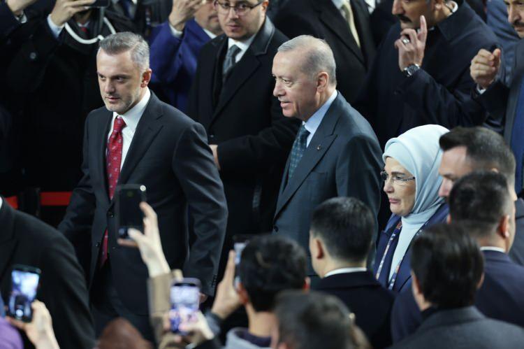 <p><strong>ESKİ YUNAN BAKAN KONGREYE KATILDI</strong></p>
<p>Başkan Erdoğan, Ankara Spor Salonu'nda düzenlenen AK Parti 8. Olağan Büyük Kongresi'ne katılan eski Yunanistan Dışişleri Bakanı ve Yeni Demokrasi Partisi Milletvekili Dimitris Avramopoulos'u kabul etti. Kabulde, Dışişleri Bakanı Hakan Fidan da yer aldı.</p>