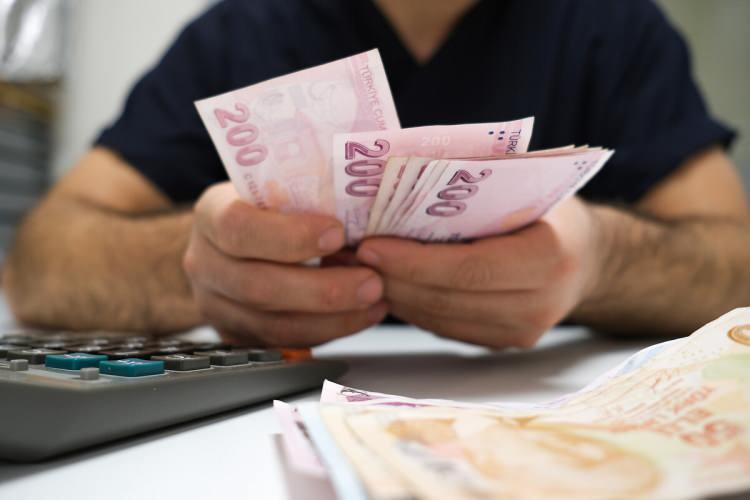 <p>Tamamlayıcı emeklilik sisteminin eksikliği, emeklilerin düşük maaşlarla geçinmesini zorlaştırdığı için çalışmayı zorunlu hale getiriyor.</p>
