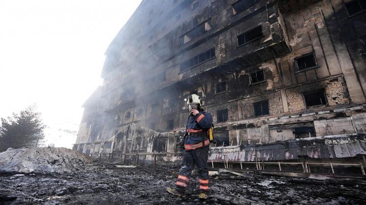 <p> Çünkü vatandaşın cenazesini verememek o kadar kötü bir şey ki. Cenazesini bulup da insan sevinir mi? Seviniyorlar... ‘Bir mezarım var’ diyorlar. İki parça kol buluyorsunuz, koyuyorsunuz, bir kişi çıkıyor.”</p>