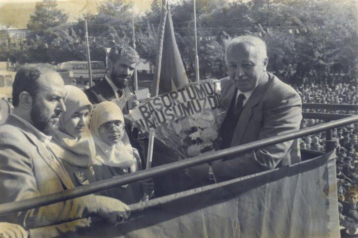 <p>Erbakan, çalışmalarıyla Leopard tanklarının üretiminin yapıldığı Almanya'nın en büyük motor fabrikasına davet edildi, daha sonra burada başmühendis olarak tank motorları üzerine çalışmalar yaptı.</p>
