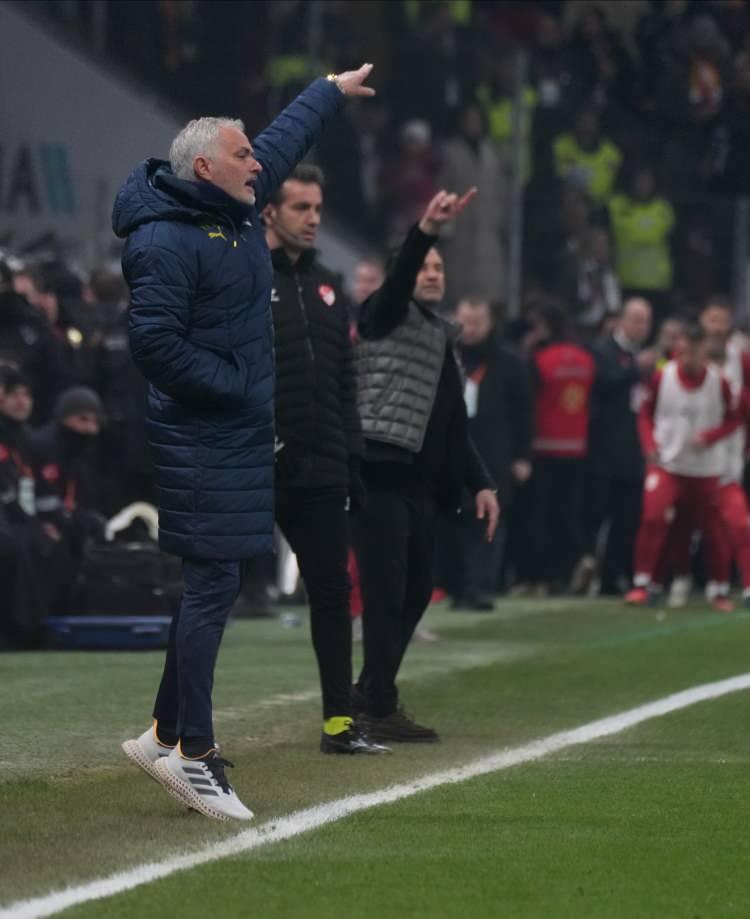 <p>TFF'den dün yapılan açıklamada Okan Buruk'a 1 maç, Jose Mourinho'ya ise 4 maçlık ceza verildiği belirtildi.</p>
