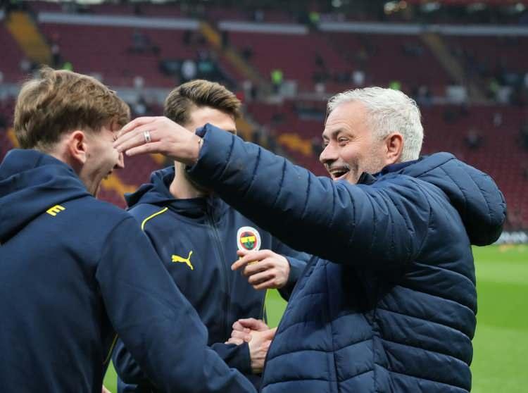 <p>Sky Sports News cezaya ilişkin, "Galatasaray'la yaşanan anlaşmazlık sonrası Jose Mourinho'ya 4 maç men ve para cezası verildi. Fenerbahçe, cezaya itiraz edecek." ifadelerine yer verdi.</p>
