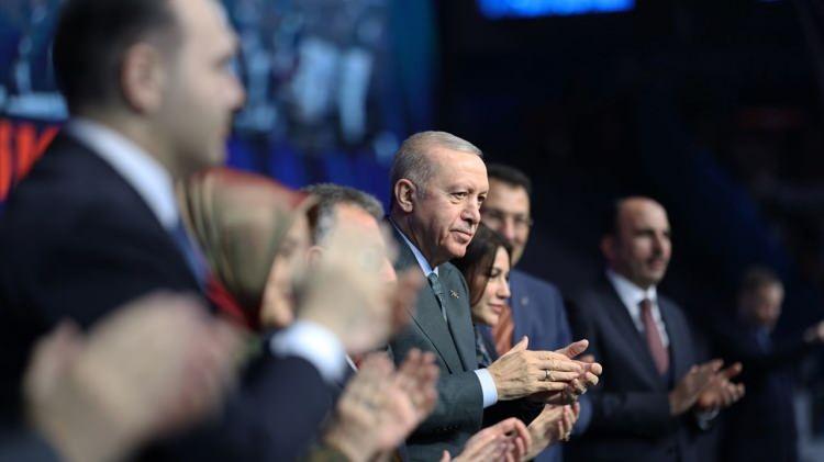 <p>Kongrede kamuoyuyla paylaşılan MKYK listesinde de birbirinden farklı isimler yer aldı. </p>

<p>AK Parti’ye katılan birçok tanınmış kişinin çocukları da AK Parti ile omuz omuza yürümeyi tercih etti.</p>
