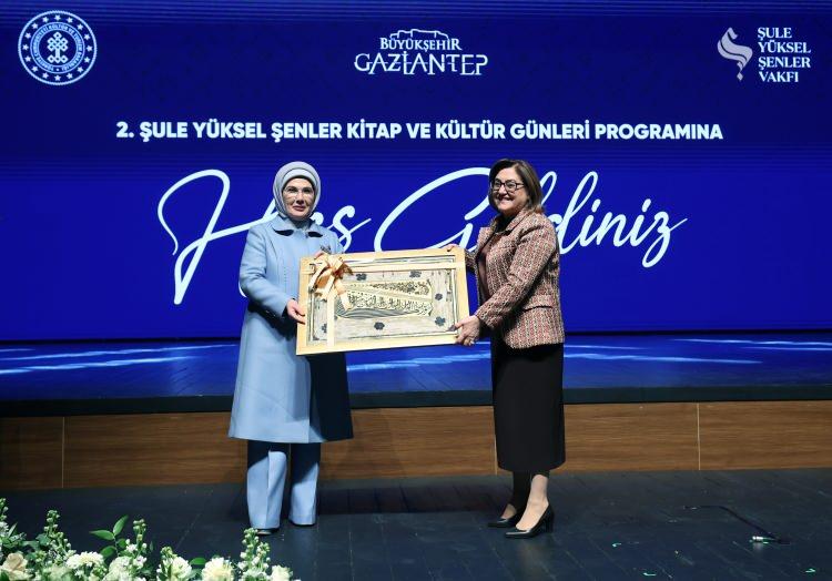 <p>Fuar alanına gelişinde Emine Erdoğan'ı, Şule Yüksel Şenler Vakfı Yönetim Kurulu üyeleri ile iki öğrenci karşıladı.</p>
<p> </p>