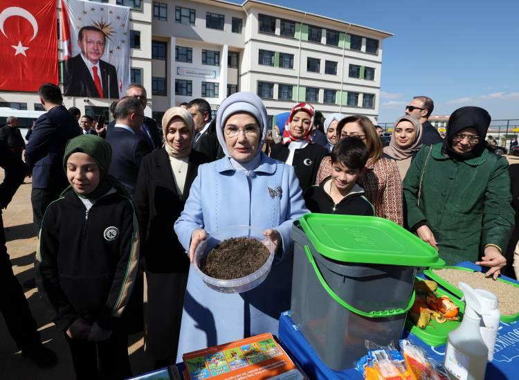 <p>Emine Erdoğan, Gaziantep Büyükşehir Belediyesi tarafından okul bahçesine yapılan Sıfır Atık alanını gezerek öğrencilerden burada yürütülen çalışmalar hakkında bilgi aldı.</p>

<p> </p>
