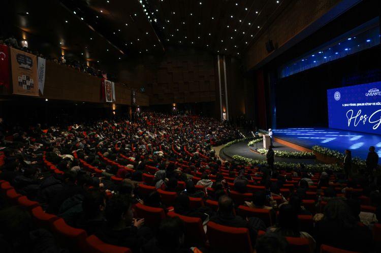 <p>Emine Erdoğan, her sabah, her yaştan öğrencilerin, araştırmacıların, okuyucuların ve çocukların akın akın Millet Kütüphanesine girdiğini görmenin tarifsiz bir sevinç olduğunu vurgulayarak, şu değerlendirmelerde bulundu:</p>
<p> </p>