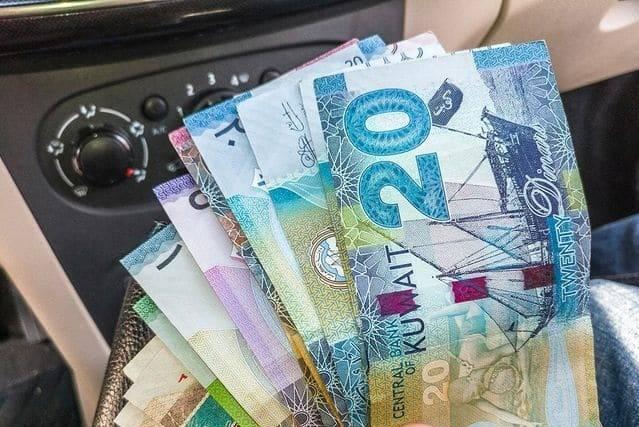 <p><strong>Kuveyt dinarı (KWD) dünyanın en güçlü para birimidir ve bunun birkaç nedeni vardır. Yeni başlayanlar için, Kuveyt dünyanın en büyük petrol rezervlerinden birine sahiptir.</strong></p>

<p> </p>

<p>Ayrıca, hükümeti ülkenin özel sektörünün büyümesine, ekonominin çeşitlendirilmesine ve sorumlu bütçe politikalarına öncelik veren zengin bir ülkedir. Tüm bu faktörler Kuveyt dinarının istikrarına ve dayanıklılığına katkıda bulunmuştur.</p>
