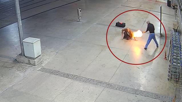 <p>Bursa'da boşanma aşamasındaki eşi N.S.’ye (39), sosyal medya hesabından mesaj yazdığını iddia ettiği Hüseyin B.’yi (46), pombalı tüfekle yaraladıktan sonra darbeden İsmail S. (40),<strong> ilk duruşmada tahliye edildi. </strong></p>