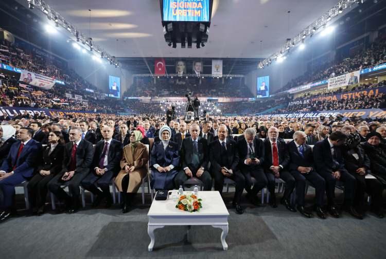 <p>AK Parti'nin Ankara Spor Salonu'nda düzenlenen 8. Olağan Büyük Kongresi'nde yapılan tüzük değişikliğiyle MKYK'da 36 isim yerini korurken, 39 isim yeni parti yönetiminde yer almadı. Kurula 39 yeni isim girdi. Böylece MKYK'nın yüzde 52'si yenilenmiş oldu.</p>
