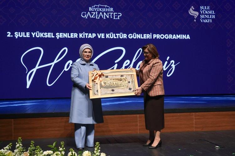 <p>Şule Yüksel Şenler Vakfının, deprem zamanında konteyner kentlerde kadın ve çocuklarla yakından ilgilendiğini hatırlatan Emine Erdoğan, <strong>"Hayatı yeniden ayağa kaldırma noktasında son derece gayretkardı. Sosyal ve ekonomik hayatın devamlılığı için eğitim ve üretim faaliyetleri yürüttü. Şimdi de 'İşim, Gücüm Olsun' projesiyle, Deprem TOKİ'lerinde kadınlara yönelik mesleki atölyeler düzenleyecekler. Tekstil, tasarım ve kuaförlük alanlarında mesleki beceri kazanan kadınlar, istihdama katılacaklar inşallah. En nihayetinde, herkes dünyanın harcına bir şeyler katıyor. Kimi iyilik, kimi gözyaşı... Çok şükür ki bizler bu harca iyiliği, merhameti, sevgiyi, ilmi, kitabı, kalemi katma gayretindeyiz." </strong>şeklinde konuştu.</p>
<p> </p>