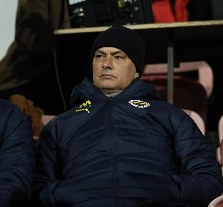 <p>Le Figaro'nun haberinde, "Jose Mourinho, fırtınalı derbinin ardından 4 maç ceza aldı" denildi.</p>
