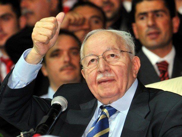 <p>Kamuoyunda "kayıp trilyon davası" olarak bilinen Refah Partisinin mali hesaplarına ilişkin davada kendisine verilen hapis cezasından dolayı Erbakan, 30 Ocak 2004'te Saadet Partisi Genel Başkanlığı ve üyeliğinden ayrılmak zorunda kaldı.</p>

<p>Erbakan'ın, sağlık sorunları sebebiyle başvurusundan dolayı cezanın infazı ertelendi.</p>

<p>Ankara 9. Ağır Ceza Mahkemesi, Erbakan'ın 2 yıl 4 aylık hapis cezasını, yeniden yargılama sonunda değiştirmedi ancak cezasını konutunda çekmesine karar verdi. Dönemin Cumhurbaşkanı Abdullah Gül tarafından Milli Görüş lideri Necmettin Erbakan'ın "sürekli hastalık" nedeniyle aldığı ev hapsi cezası 19 Ağustos 2008'de kaldırıldı.</p>
