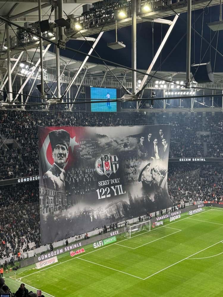 <p>Beşiktaş tribünleri ise siyah-beyazlı kulübün 122. kuruluş yıldönümüne özel koreografi yaptı. </p>
