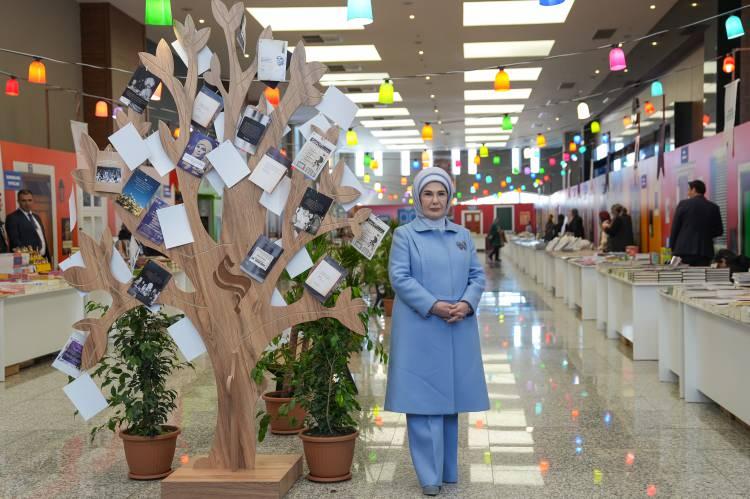 <p>Kitap fuarlarımız, ziyaretçilerle dolup taşıyor. Merkezinde kitap olan etkinliklere gösterilen ilginin, son derece sevindirici olduğunu belirtmek isterim. </p>