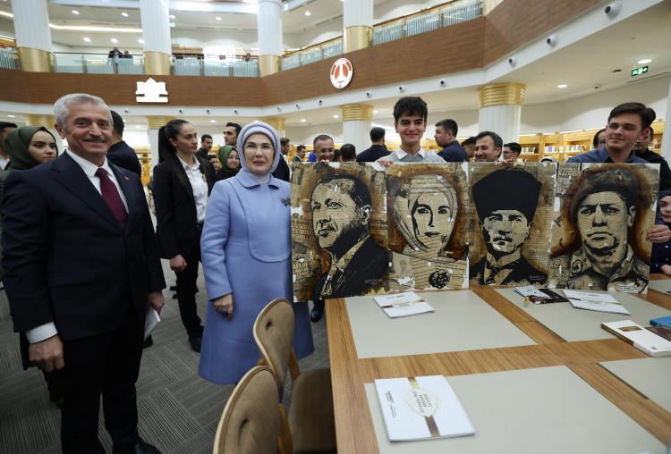 <p>Emine Erdoğan'a ziyaretinde, Milli Eğitim Bakanı Yusuf Tekin, AK Parti TBMM Grup Başkanvekili ve Şule Yüksel Şenler Vakfı Başkanı Leyla Şahin Usta, AK Parti TBMM Grup Başkanvekili Abdulhamit Gül, Gaziantep Valisi Kemal Çeber ve Gaziantep Büyükşehir Belediye Başkanı Fatma Şahin eşlik etti.</p>
