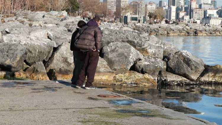 <p>'MARMARA DENİZİ ÖLMEKTE'</p>

<p>Denizanalarının oluşturduğu müsilajın denizin dengesinin bozulduğunun işareti olduğunu ifade eden Kesici, "Marmara Denizi gittikçe asitleşmekte. Bu canlılar, buradaki gördüğümüz denizanaları 150 milyon yaşında. Denge bozulmuş. Bitki ve hayvan dengesi dediğimiz denge bozulmuş. Bu da denizanalarının oluşturmuş olduğu müsilaj. Her tarafı salya kaplamış. Denize yatırım yapmanız gerekir. Denizi sevmemiz gerekir. İnsanlarımızı öğretmemiz gerekir. Her şeyden önce 'bu niye böyle oldu?' diye sorgulasınlar. Diyor ki 'hocam bu bir doğa olayıdır' Hayır bu doğa olayı değil. Doğanın tepkisidir. Bu insanın olayıdır. İnsanın denizleri yok etmesinin sonucudur. O nedenle kirletmeyelim. Marmara Denizi ölmekte. Marmara denizi, 'Ben çok hastayım, hastalığım dışarı vuruyor. Ne olur bana yardımcı olun. Bu gelişen teknolojide yardımcı olmanız gayet kolay. Yeter ki isteyin' diyor" şeklinde konuştu.</p>

<p> </p>
